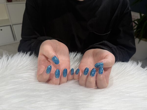ハンド 定額デザイン 「青のラメがザクザクで可愛い！」|Nail Salon Linda