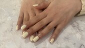ハンド ワンカラー 「イエロー寄りのアイボリーが冬っぽいカラー」|Nail Salon Linda