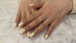 ハンド ワンカラー 「イエロー寄りのアイボリーが冬っぽいカラー」|Nail Salon Linda