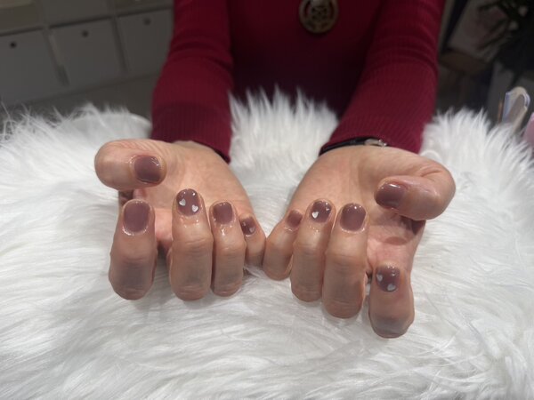 ハンド 定額デザイン 「ナチュラルなカラーとハートのホロがぴったり！」|Nail Salon Linda
