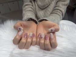 ハンド ミドルコース (90分 アート、ストーン、シールつけ放題) 「ピンクのハートでさりげないバレンタインデザイン！」|Nail Salon Linda