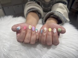 ハンド ライトコース (60分 アート、ストーン、シールつけ放題) 「カラフルな色でポップなお仕上がりに！」|Nail Salon Linda