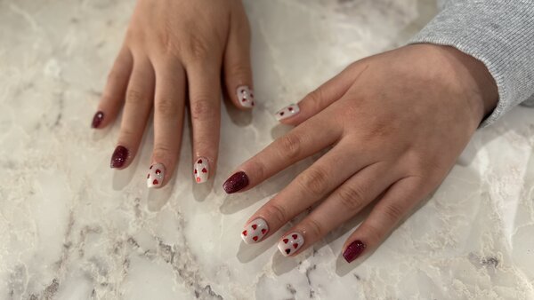 ハンド ライトコース (60分 アート、ストーン、シールつけ放題) 赤×ハートが可愛い！ バレンタインも近く、ハート人気|Nail Salon Linda