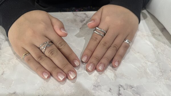 ハンド グラデーション 「ホワイトグラデーションは冬人気です♪」|Nail Salon Linda