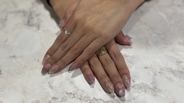 ハンド ミドルコース(90分 アート、ストーン、シールつけ放題) お持ち込みデザイン マグネットとラメでキラキラ 親指の|Nail Salon Linda