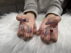 ハンド ミドルコース(90分 アート、ストーン、シールつけ放題) ラメとハートの相性が可愛いすぎる！ この時期にぴったり|Nail Salon Linda