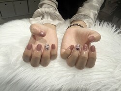 ハンド 定額デザイン 「ハートのホロを色違いにバレンタインデザイン！」|Nail Salon Linda