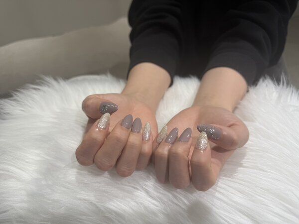 「ハンド 定額デザイン」くすんだパープルにシルバーラメがかわいい！|Nail Salon Linda