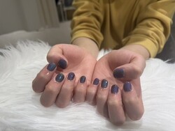 ハンド マグネット」マグネットの偏光色！角度によってカラーが違って飽きないです！ 美容師さんのハサミを持つ手を鏡越しに見|Nail Salon Linda