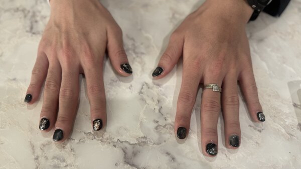 ハンド ミドルコース (90分 アート、ストーン、シールつけ放題)グリーン×ブラック×ホワイトのマーブルでカッコよく！|Nail Salon Linda