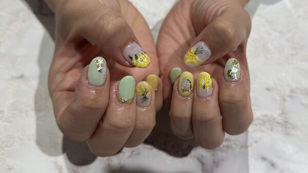 ハンド ミドルコース (90分 アート、ストーン、シールつけ放題)「ミドルお持ち込みデザイン 春に人気のミモザ」|Nail Salon Linda