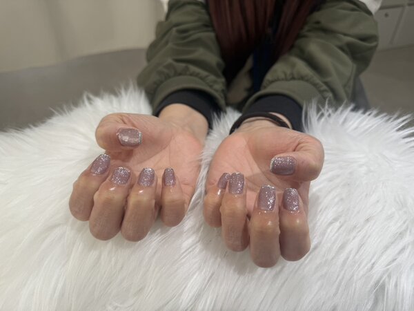 「ハンド フレンチワンカラー」ワンカラーに先端シルバーラメのフレンチを！|Nail Salon Linda