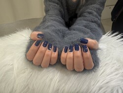 「ハンド ワンカラー」ネイビーに薬指のストーンがポイント！|Nail Salon Linda