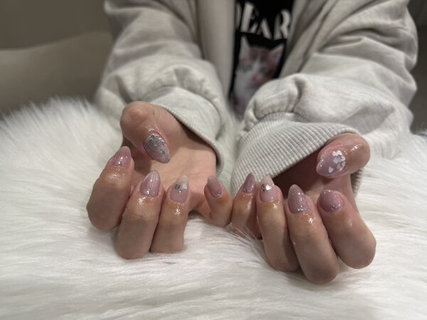 「ハンド ライトコース」 (60分 アート、ストーン、シールつけ放題) バレンタインらしさ全開ピンクネイル！|Nail Salon Linda