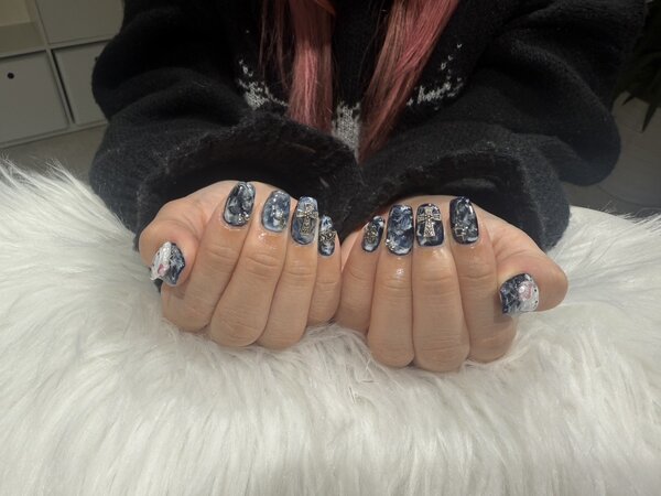 「ハンド ミドルコース（90分アート、ストーン、シールつけ放題） 」ネイビーホワイトのデザインにポイントでパーツを！|Nail Salon Linda