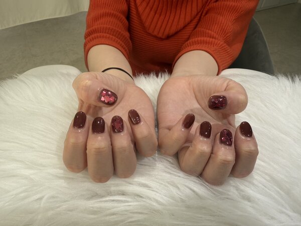 「ハンド 定額デザイン」くすみダークピンクにピンクのハートを！ 上品な仕上がりになりました！|Nail Salon Linda