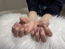 「ハンド ライトコース」 (60分 アート、ストーン、シールつけ放題) ナチュラルワンポイントマグにラメの組み合わせ！|Nail Salon Linda