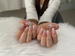「ハンド ライトコース」 (60分 アート、ストーン、シールつけ放題) 白グラにポイントで先端にパーツを！！|Nail Salon Linda