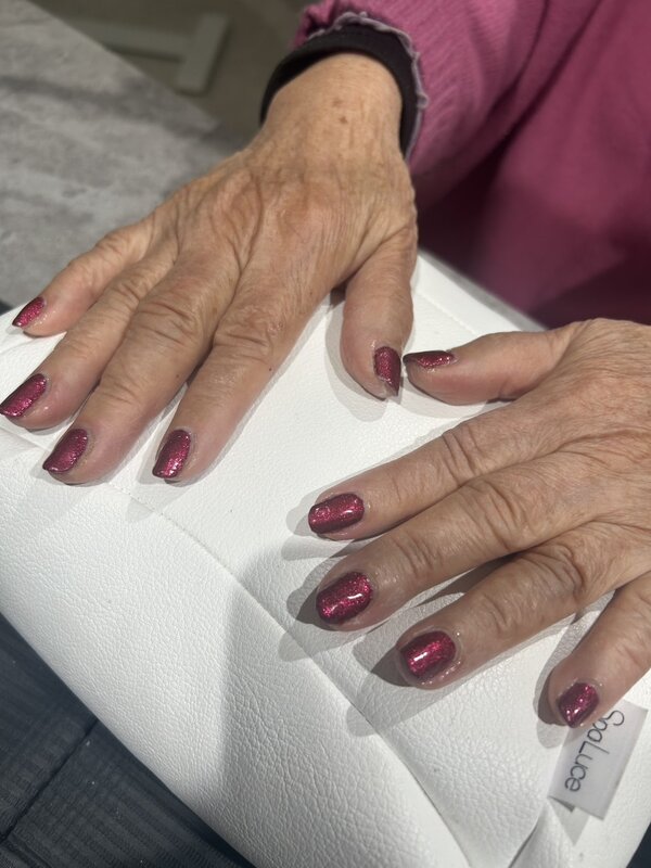 「ハンド ワンカラー」80歳のハンド、お手元が綺麗にみえます。 80代で赤系ネイルは素敵！|Nail Salon Linda