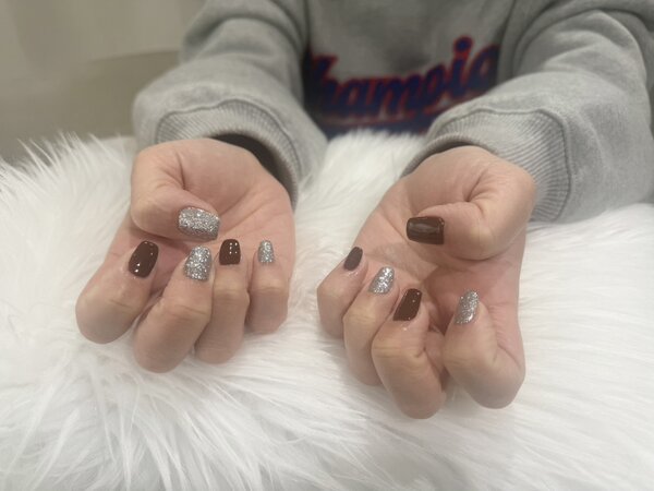 「ハンド 定額デザイン」レッドとシルバーの組み合わせで、ゴージャスな仕上がりに！|Nail Salon Linda