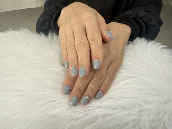 「ハンド ライトコース」(60分 アート、ストーン、シールつけ放題) ブルーにシルバーのラメがポイント！|Nail Salon Linda