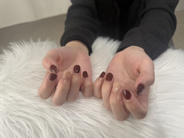 「ハンド 定額デザイン」レッドカラーにパールとブリオンがポイント！|Nail Salon Linda