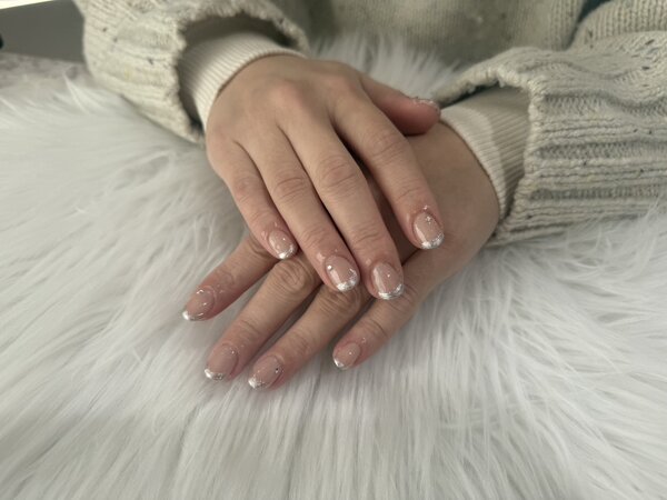 「ハンド ライトコース」 (60分 アート、ストーン、シールつけ放題) シルバーミラーフレンチで上品な仕上がりに！|Nail Salon Linda