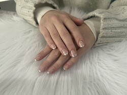 「ハンド ライトコース」 (60分 アート、ストーン、シールつけ放題) シルバーミラーフレンチで上品な仕上がりに！|Nail Salon Linda