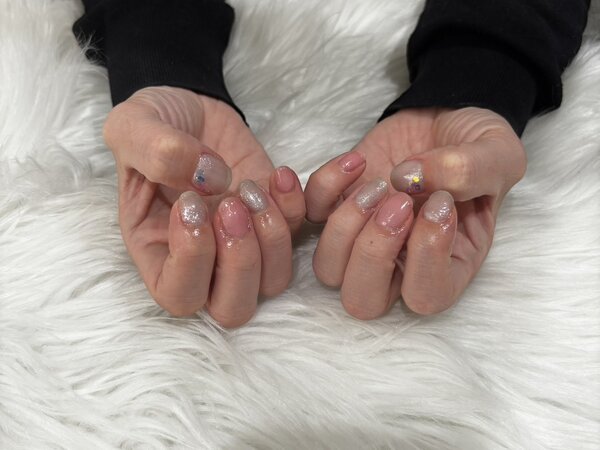 「ハンド 定額デザイン」ラメにホロのアクセントでとっても可愛いです^ ^|Nail Salon Linda