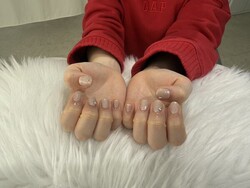 「ハンド 定額デザイン」ホワイトゴールドのラメにポイントでパーツを！|Nail Salon Linda