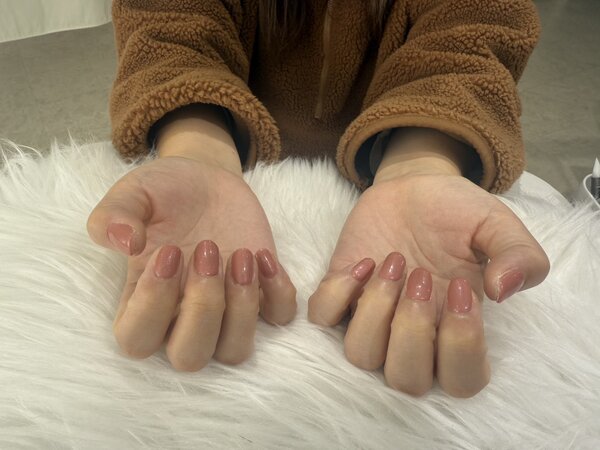 「ハンド ラメ・ワンカラー」コーラルピンクで春先どり桜カラーに！|Nail Salon Linda