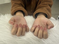 「ハンド ラメ・ワンカラー」コーラルピンクで春先どり桜カラーに！|Nail Salon Linda