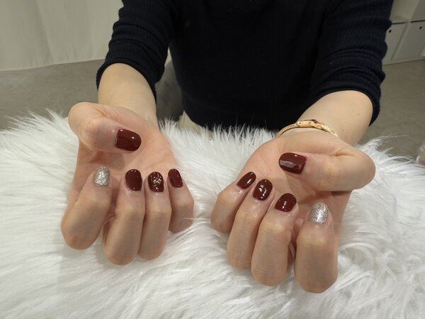 「ハンド 定額デザイン」レッドとシルバーの組み合わせがばっちり！|Nail Salon Linda
