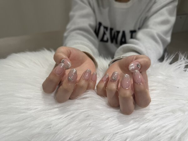 「ハンド ライトコース」 (60分 アート、ストーン、シールつけ放題） ラメグラにパーツを添えて！！|Nail Salon Linda