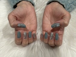 「ハンド 定額デザイン」キラキララメと蝶のパーツが春のイメージにぴったりです！|Nail Salon Linda