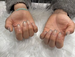 「ハンド ミドルコース」 (90分 アート、ストーン、シールつけ放題） 透ベージュベースにくすみブルーのスキニーフレンチ|Nail Salon Linda