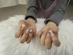 「ハンド 定額デザイン」先端ポイントフレンチ赤ラインがポイント|Nail Salon Linda