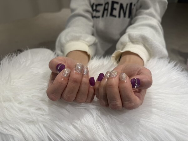 「ハンド 定額デザイン」オーロララメと親指のストーンで上品な仕上がりに！|Nail Salon Linda