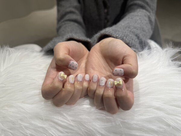 「ハンド ライトコース」 (60分 アート、ストーン、シールつけ放題) ベースホワイトで韓国風に！|Nail Salon Linda