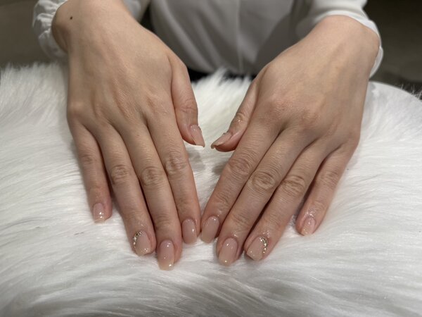 「ハンド ライトコース」 (60分 アート、ストーン、シールつけ放題) ベージュに薬指のストーンがポイント！|Nail Salon Linda
