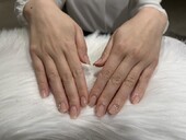 「ハンド ライトコース」 (60分 アート、ストーン、シールつけ放題) ベージュに薬指のストーンがポイント！|Nail Salon Linda