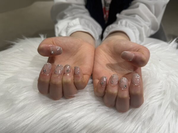 「ハンド ライトコース」(60分 アート、ストーン、シールつけ放題） 先端マグにポイントでパーツを添えて！|Nail Salon Linda