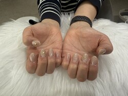 「 ハンド 定額デザイン」ラメ上品ワンカラーに、ハートのパーツがポイント！|Nail Salon Linda