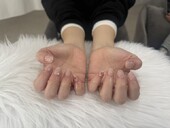 「ハンド 定額デザイン」ベージュワンカラーにカラフルなストーンをちりばめて！|Nail Salon Linda