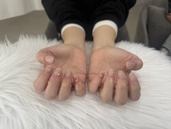 「ハンド 定額デザイン」ベージュワンカラーにカラフルなストーンをちりばめて！|Nail Salon Linda