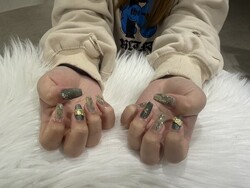 「ハンド ライトコース」 (60分 アート、ストーン、シールつけ放題） グリーンおまかせニュアンスデザイン！|Nail Salon Linda
