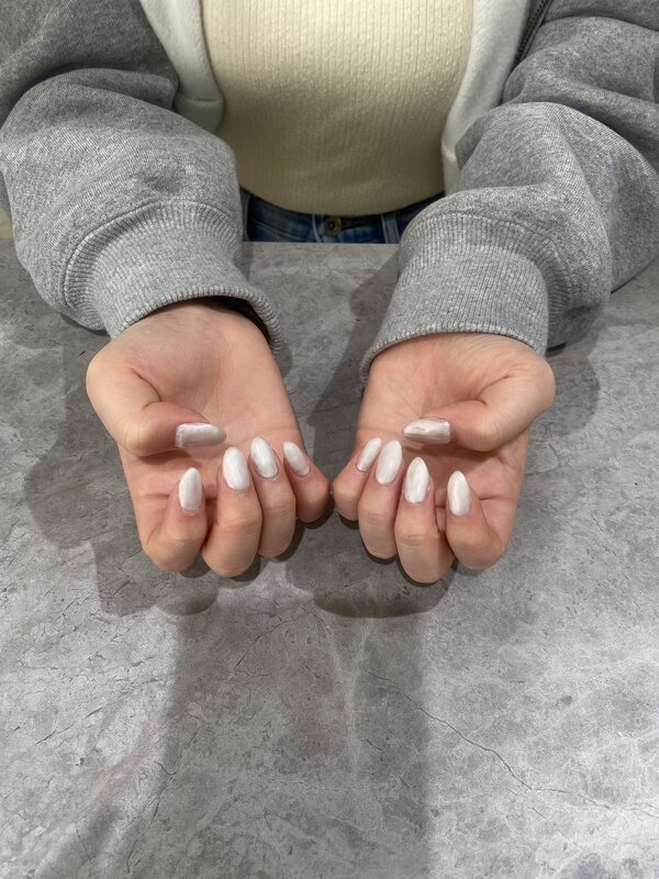 「ハンド ワンカラー」 パール感を出したイメージをご希望でしたので、ホワイトパールになるようなカラーを選びました！|Nail Salon Linda