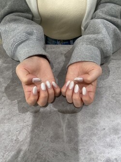 「ハンド ワンカラー」 パール感を出したイメージをご希望でしたので、ホワイトパールになるようなカラーを選びました！|Nail Salon Linda