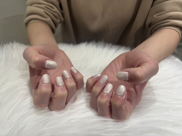 「ハンド ワンカラ-」 ホワイトパールで上品に！|Nail Salon Linda