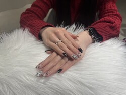「ハンド ミドルコース」 (90分 アート、ストーン、シールつけ放題） 韓国風ブラックネイルデザインです！|Nail Salon Linda